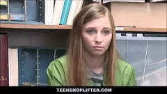 Afspelen Kleine blonde winkeldief Ava Parker neukt haar weg naar vrijheid met een bewaker met een grote lul