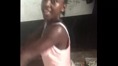 تشغيل مثير مجنون الكلبة في الملابس الكاشفة
