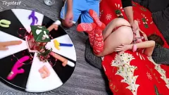 Jouer Une petite européenne expérimente avec des jouets sexuels dans un film maison Hot XMAS