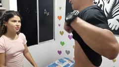 Jouer Il fratellastro coglie il momento intimo della sorella