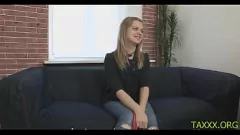 Afspelen Keelveroverende tienerbabe Alena's hardcore poesje spelen