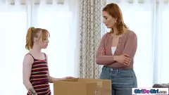 Reproduzir Madrasta e adolescente petite compartilham um beijo lésbico inesperado e mais