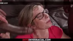Curvy MILF Boss nie może się oprzeć międzyrasowym DP Gangbang
