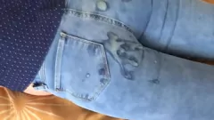 Reproducir Blonde MILF en Jeans se llena de semen después de una sesión de solista caliente
