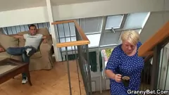 Afspelen Realiteit volwassen rondborstige blonde oma wordt van achteren geneukt