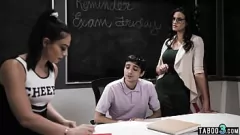 Oynat Milf Penny Barber, Hardcore anal karşılaşmada Teen Sophia Burns'e hükmetmeyi öğretiyor