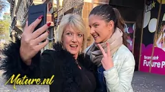 Reproduzir Milf Amy, 56 anos, e Teen Francesca, em Tinder Lesbian Encounter