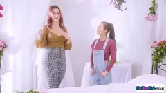 Abspielen Brünette Lesben Siri Dahl und Spencer Bradley in heißer Facesity -Aktion