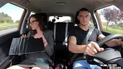 Reproducir La lección de conducción al aire libre se convierte en una sesión obscena con babe tetona