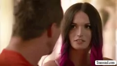 Afspelen T-girl Natalie Stone wordt zonder condoom geneukt door haar vriend in hardcore shemale-actie