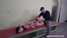 Oynat Kendi kederinde yıkan