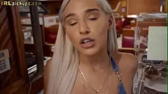 Redare Abella Danger într-o aventură perversă: muie și doggystyle în baie cu un chelner norocos