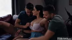 Afspelen Stiefzoon en zijn beste vriend neuken om de beurt hun hete stiefmoeder in een wild taboe-trio