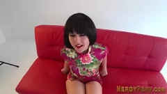 Jouer POV incredibile di un'adolescente britannica in lingerie che succhia il cazzo di un nerd e fa una sborrata massiccia