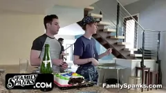 Afspelen Het geheime verlangen van stiefzoon: zijn militaire stiefmoeder Lauren Phillips neuken met een grote kont en grote borsten