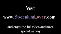 Jouer Une brune aux gros seins montre sa chatte et son trou du cul avec un spéculum lors d'une séance de masturbation solo fétichiste