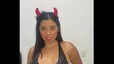 تشغيل لينا هيناو نبات القراص الذي يضع لها ديجلام فوق مؤخرتها
