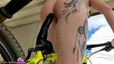 Abspielen Duas novinhas versendetando na pica dura mater em cima de uma Fahrrad - elas deram um usher - eliane furacao