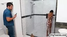 Abspielen Nia wird von ihrem Treadbro in der Dusche runtergefickt