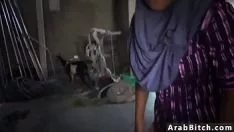 Odtwórz Arabian hd i muzułmański facet z żelaza na obcasie, stacja zewnętrzna 23 km