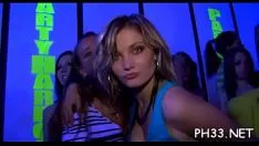 Reproduzir sapatilha loira de sucção missy com esperma