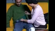 Jouer Dutchie aux seins modérés porte un chapeau duencircle sexe avec un cumsho