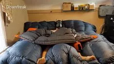 Reproducir Poner un gran rompevientos de color naranja en la cama tormentosa de tirar