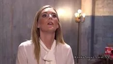 Reproducir Tríada de orificio para rubia bdsm