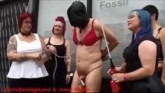 Jouer quaternité dommes en public humble personne de sexe masculin sans aide