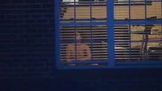 Reproducir Vecino de estatua desnuda espía