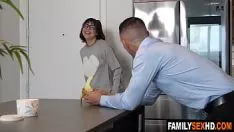 Redare Adolescentele tread-girls mențin lupta pentru gumshoe-ul lui Treadpappa
