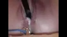 Reproduzir Mulher casada se divertindo com um vibrador estimulante de fenômeno físico ostentoso. - .com