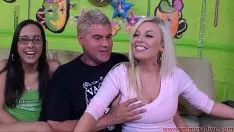 Abspielen Brittney Gold spreizt ihre Beine 4 tia cyrus