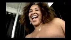 Reproduzir "bumbum grande e gostoso e peitos gigantescos balançando e balançando"