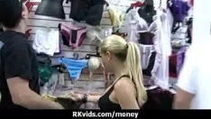 Oynat Seks 7 için para ve video kaset alır