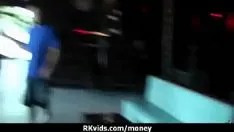 Oynat Seks 11 için para ve video kaset alır