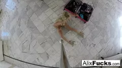 تشغيل الكاميرا المخفية المختلس للبصر تلتقط ملابس Alix Lynx واستمناء