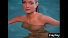 Reproducir La rubia de grandes tetas Kimberly Holland se desnuda al aire libre en uniforme