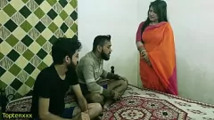 Jouer Trio indien chaud! Malkin Aunty et deux jeunes garçons dans un sexe XXX intense