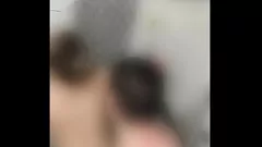 Abspielen Spionage-Ehemann erwischt Freund beim Ficken seiner heißen Frau in der Dusche