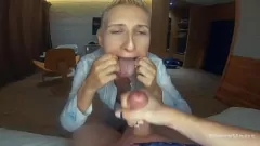 Jouer La bionda amatoriale Emily fa un pompino bollente e ingoia sperma